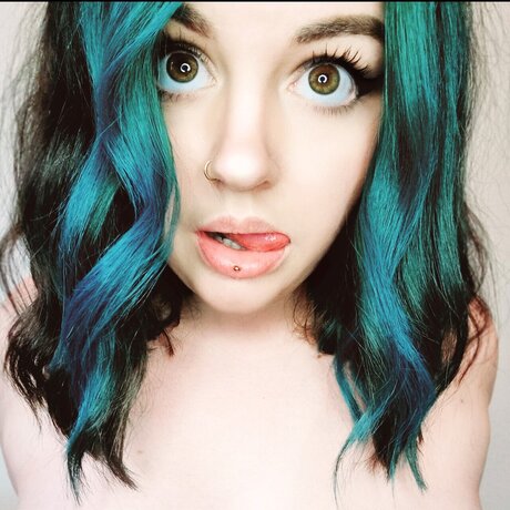 Saffy high quality actress pics