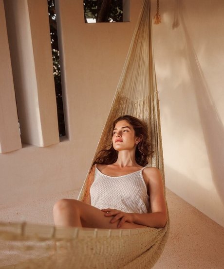 Eve Dumon art model img