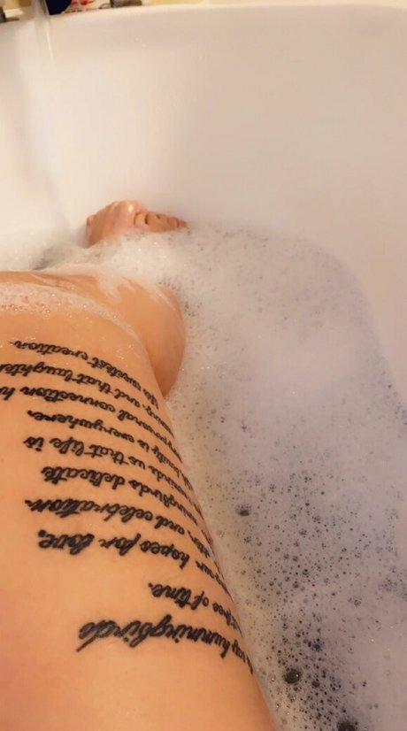 manda bug model pretty pic