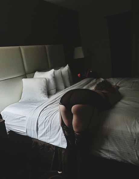 official hoodoowhore model top pic