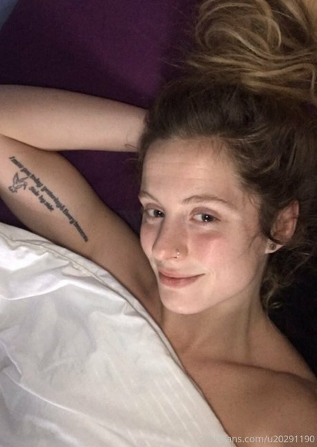 hornycavegirl model erotic image