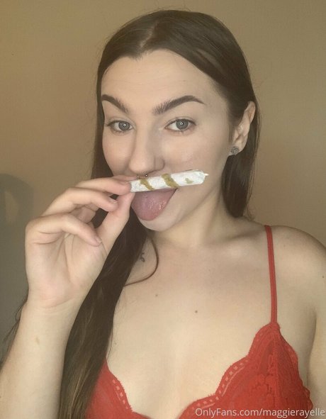 maggierayelle nude model image