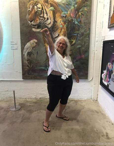 thebumbumbaroness model top img