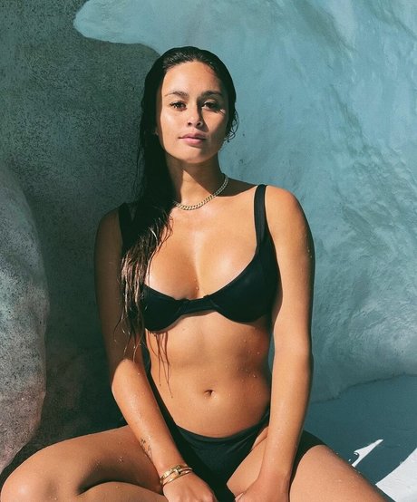 Alessa Holloway model naked image