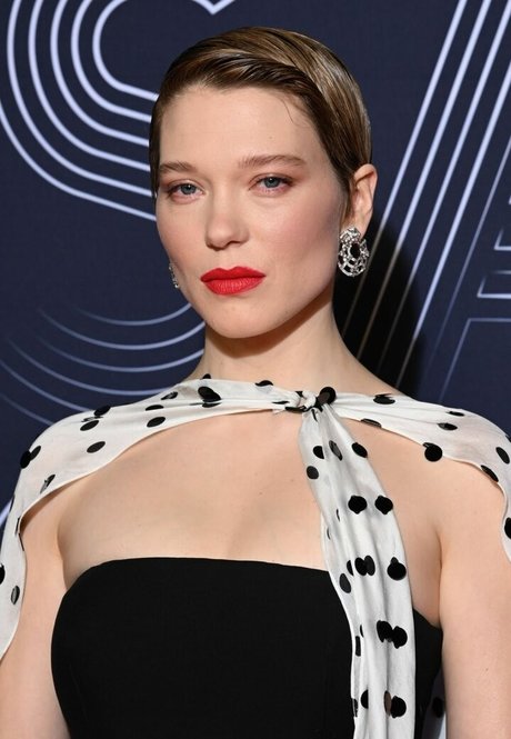 Lea Seydoux pornographic model photo