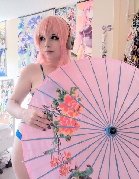 Dera Megurine star sexy pics