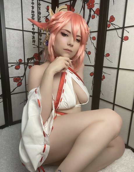 Dera Megurine sexy actress gallery