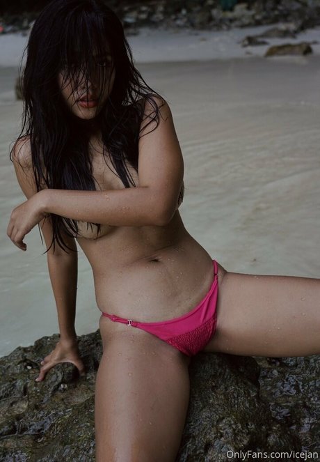 Janjira Panya model naked image