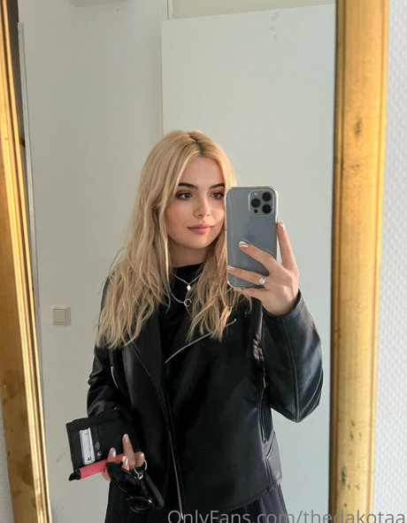 thedakotaa hd actress photo