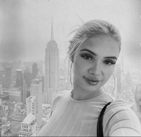 Esvittie art model pic