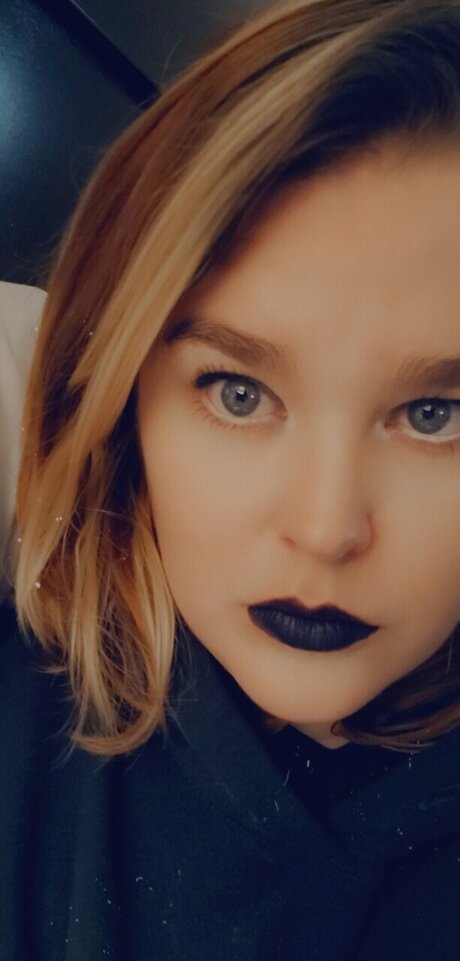 UrInterNetGF model free photo