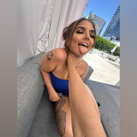 Twinshit pretty model img