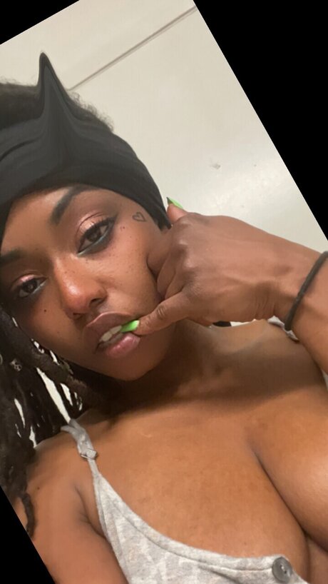 Miss Happy Ending naked model photos