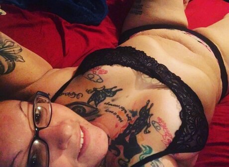 Thickntatted pornographic model picture