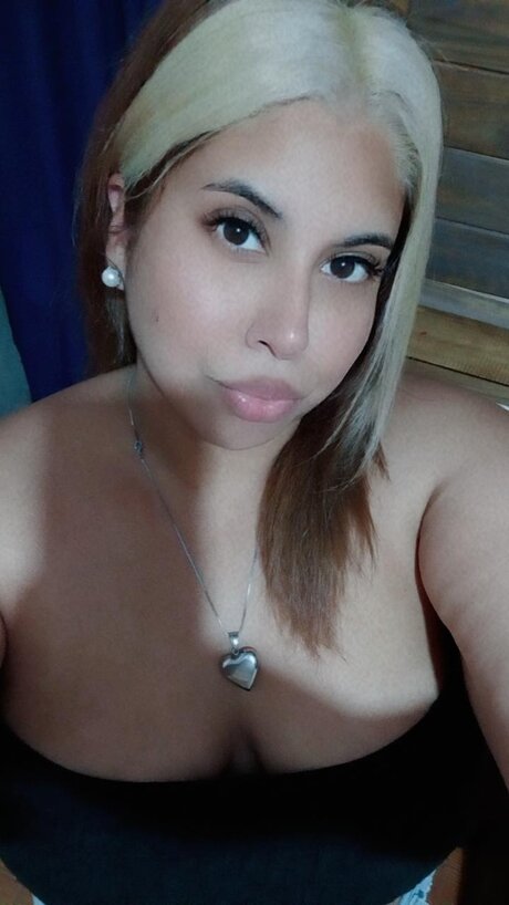 Nenu Den naked star photo