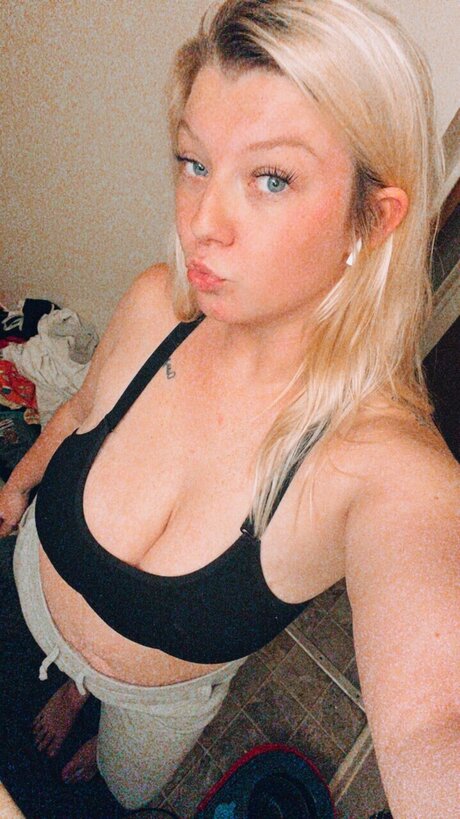 Aliyah Harbison model nude photo