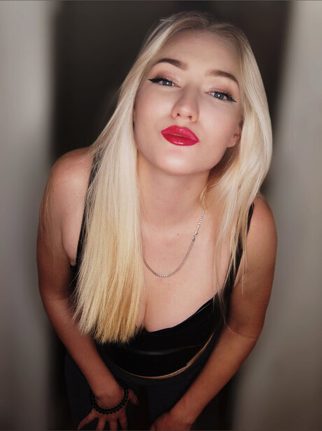 Lauritta Kristy beautiful star image