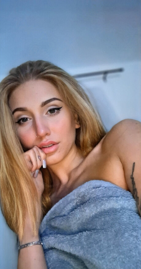 Candi Plush hot model pic