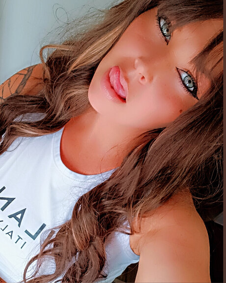 Ashley Snow star erotic pics