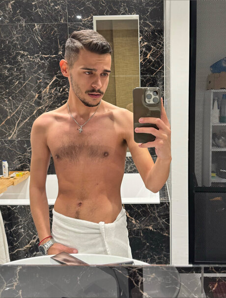 Feh r Tomi beautiful model image