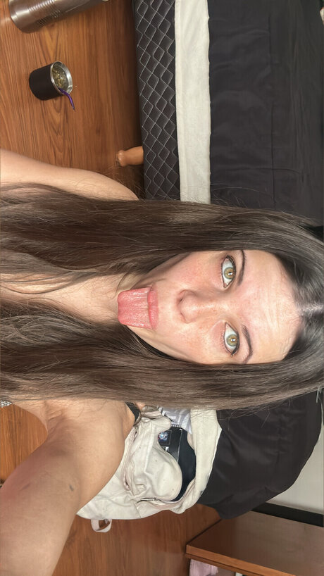 Melinakii hot star img