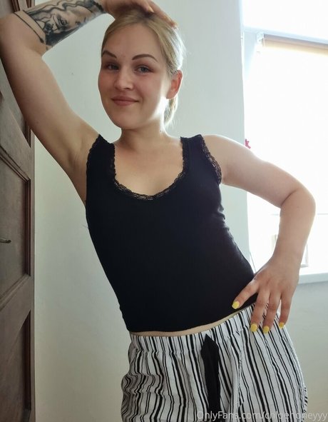 chloehoneyyy art model image