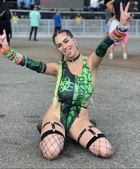 Chloe Moniz naked star img