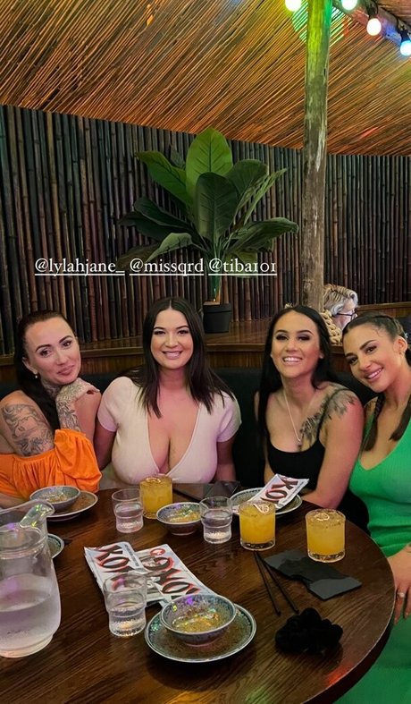 buxom babenz hd model gallery