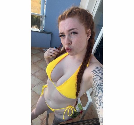 Molly Capper star sexy pictures