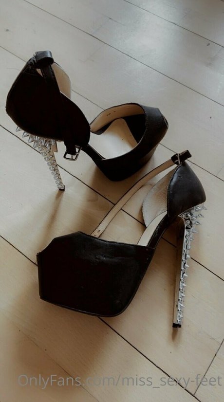 miss sexy feet nude model photo