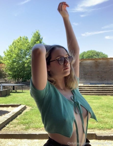 Millllievanillllie naked pornstar img