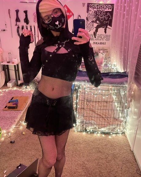 Cassie Coyote naked actress galleries