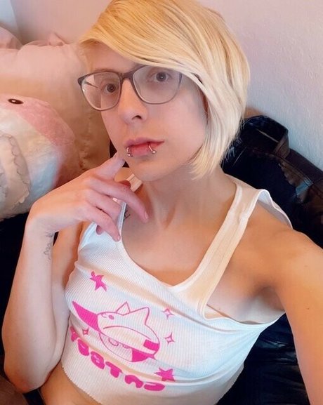 Cassie Coyote star sexy img