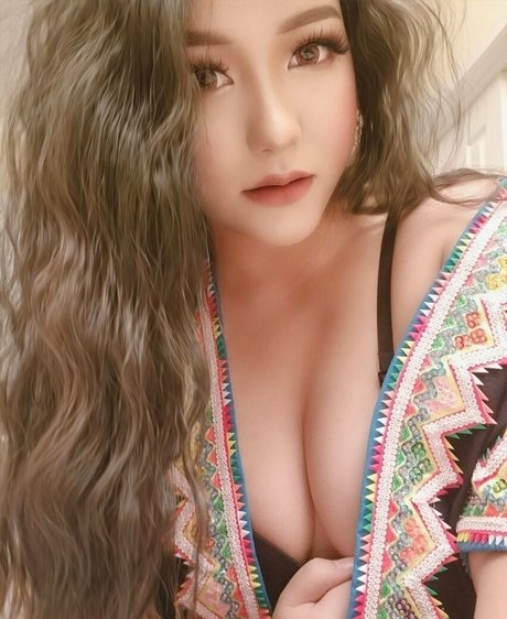 Onlymickyy naked model image