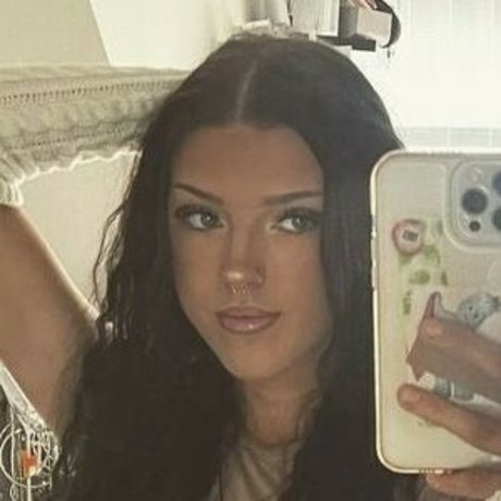 Geminihustlerisback model erotic pic