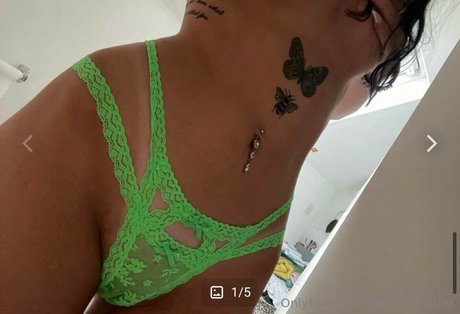 Geminihustlerisback sexy actress pictures