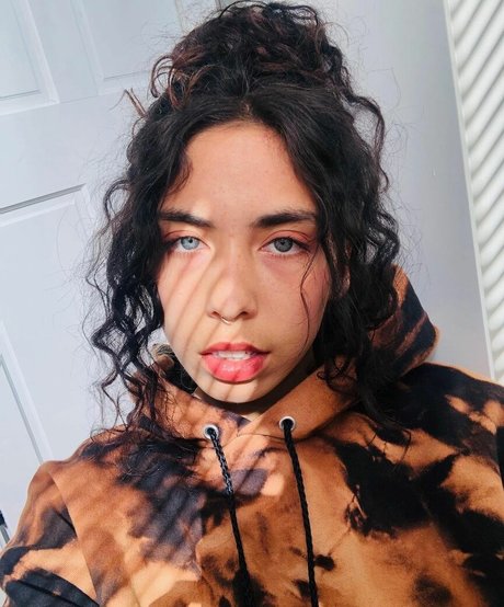 Indigo De Souza star high quality image