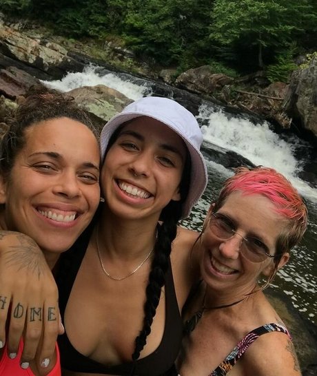 Indigo De Souza model best pic