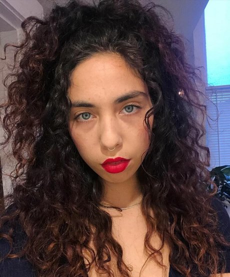 Indigo De Souza pretty model pictures