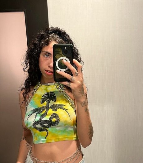 Indigo De Souza pretty model img