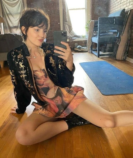 Ella Hunt beautiful actress pics