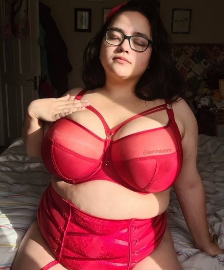 janineaam model hd image