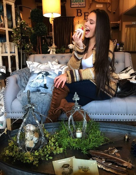 Ally Dowd art model archive