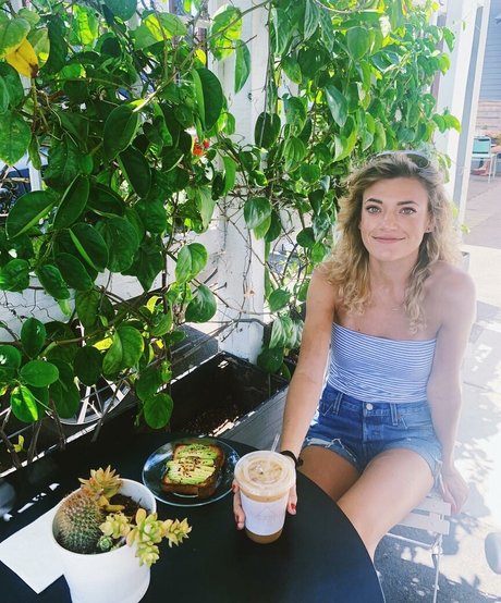 HannaH naked model gallery