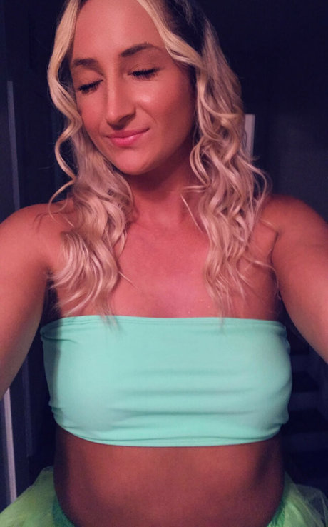 Sarah Shubert beautiful model img