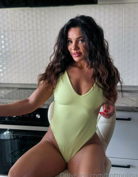 hottpolina model adult image