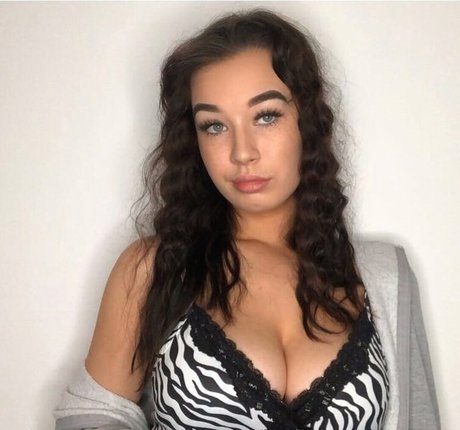 Anna Langley pretty star picture