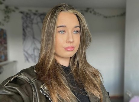 Anna Langley model beautiful pic