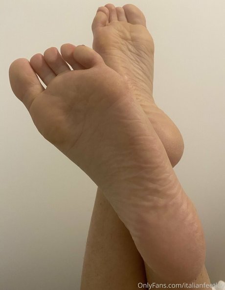 italianfeetluv model erotic image