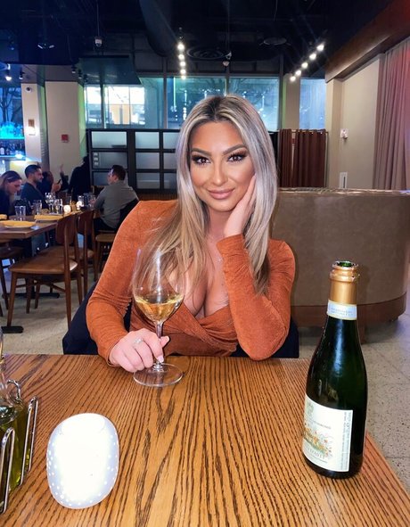 Lizzy Decologero porn star photos